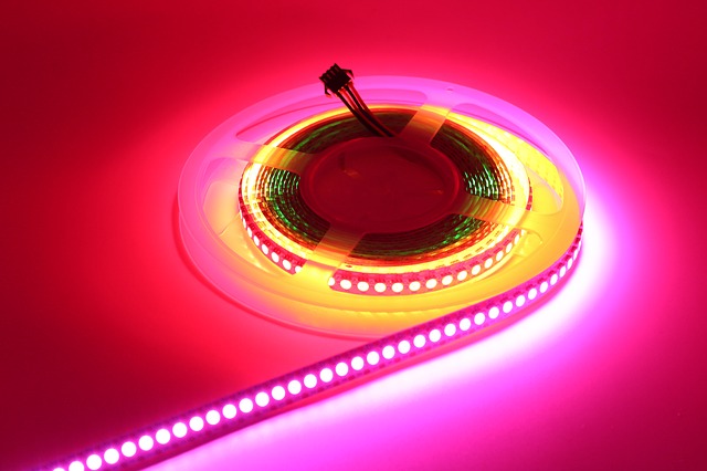 LED pásik svietiaci viacerými farbami na ružovom pozadí