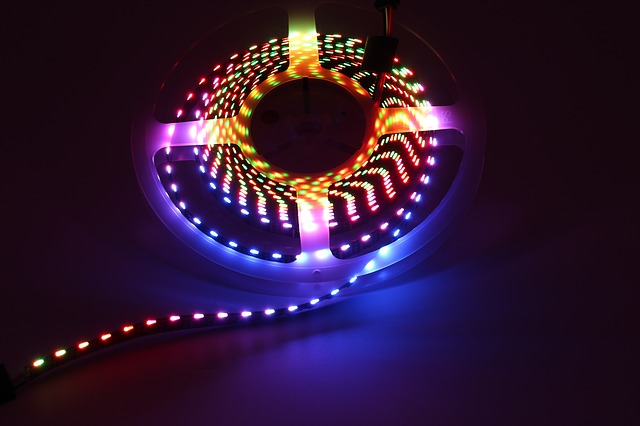Farebný LED pásik stočený v kruhu