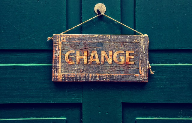 Zelené dvere s nápisom change, zmena